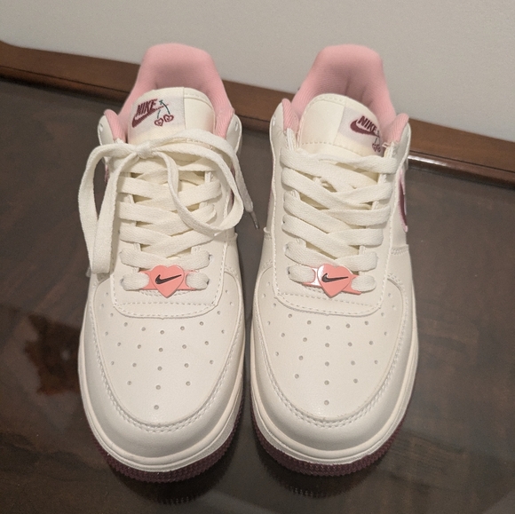 Nike AF1 Low Valentine's Day 2023 - Picture 3 of 7